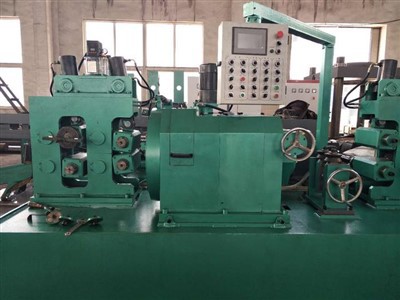 Machine à éplucher les métaux