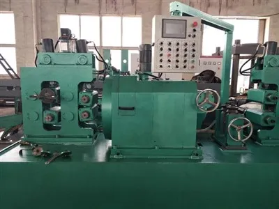 Machine à éplucher les barres rondes